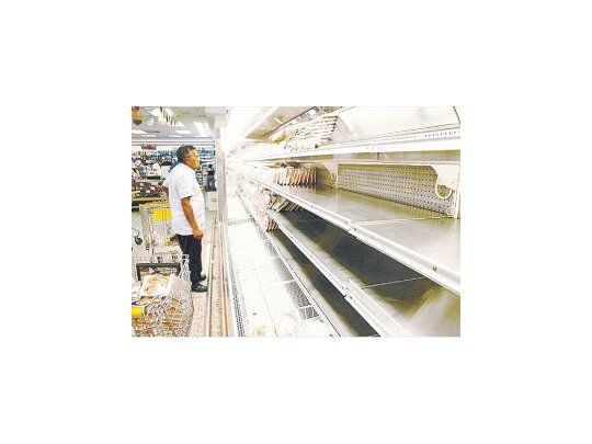 Las góndolas de los supermercados se muestran mayormente vacías en Venezuela. Los productos básicos, como la carne y la leche, son los que registran más faltantes.