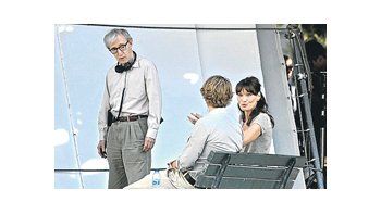 Woody Allen instruye a la primera dama de Francia, Carla Bruni, durante el rodaje de «Midnight in Paris», el film elegido para abrir el Festival de Cannes el 11 de mayo.