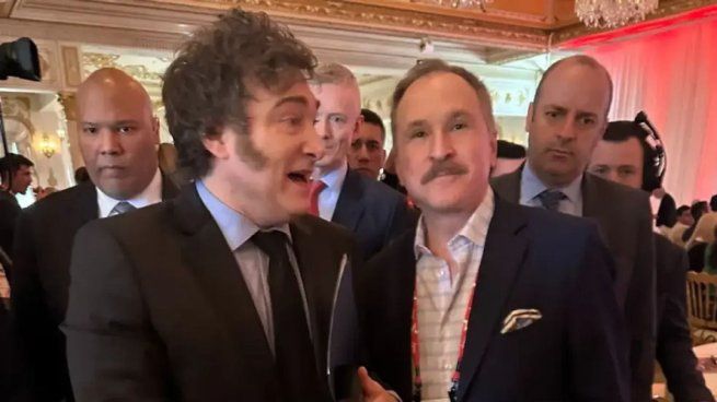 Javier Milei junto a Peter Lamelas.