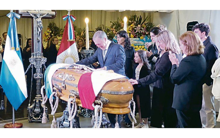 ámbito.com | ESTUPOR. El gobernador Juan Schiaretti colocó sobre el ataúd la banda que el propio De la Sota le había traspasado en 2015. Afuera, miles de cordobeses esperaron para despedirlo.