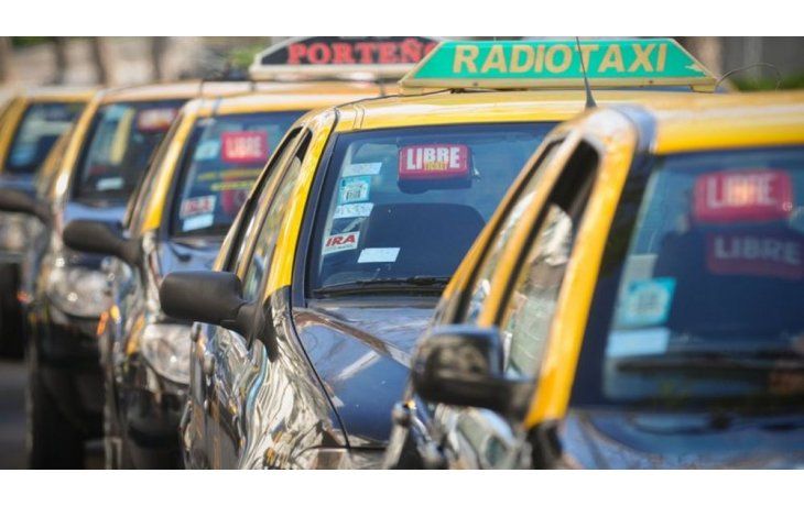 Una mujer se arrojó de un taxi y denunció que el chofer intentó abusarla