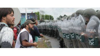 Los efectivos de Gendarmería avanzaron sobre la protesta. Imagen de TV.