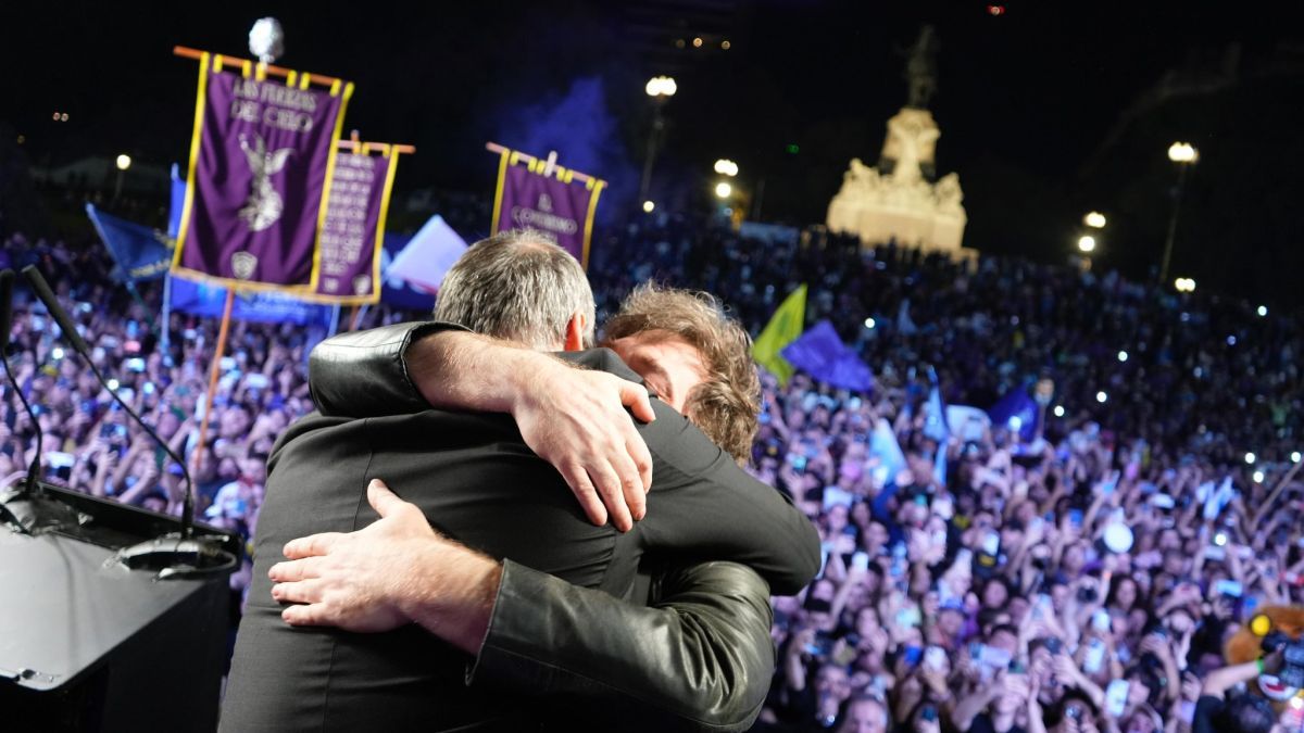Javier Milei celebró la victoria de Manuel Adorni: "Hoy se pintó de violeta el bastión amarillo y ahora tenemos que pintar el país"