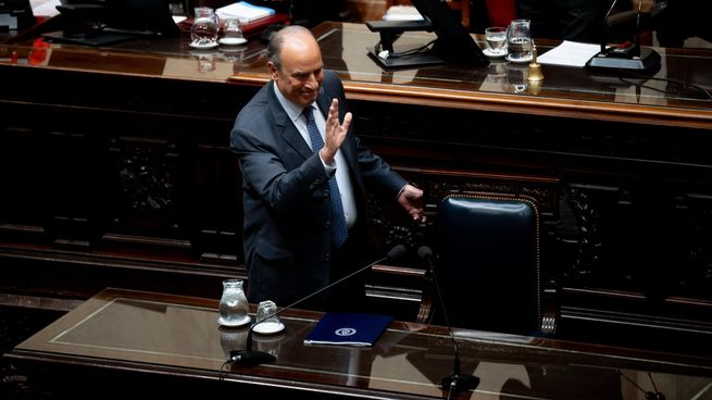 La oposición impulsa una moción de censura contra el jefe de Gabinete.