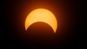 En la ciudad de Buenos Aires, el fenómeno pudo verse en alrededor de un 73,6 por ciento alrededor de las 13:32, aunque no se oscureció el día sino que fue como si se pusiera un velo delante del sol.