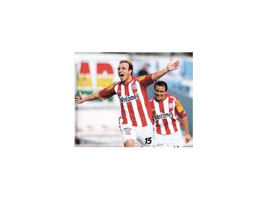 Mario Turdó festeja. Con su gol, abrió el camino hacia el triunfo de San Martín de Tucumán, en Avellaneda.