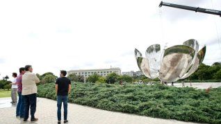 La Floralis finalmente restaurada tras dos años. La Floralis finalmente restaurada tras dos años.