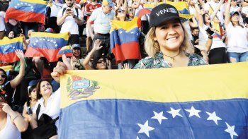 Volver a casa. Cientos de venezolanos esperan el vuelo que los lleve a su tierra natal.