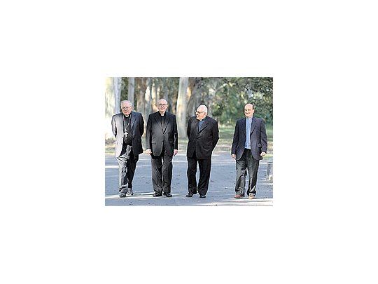 JorgeBergogliose mostróayer con lanuevacúpula delEpiscopado:LuisVillalba,vicepresidenteprimero;José MaríaArancedo,vicepresidente,yEnriqueEguíaSeguí.