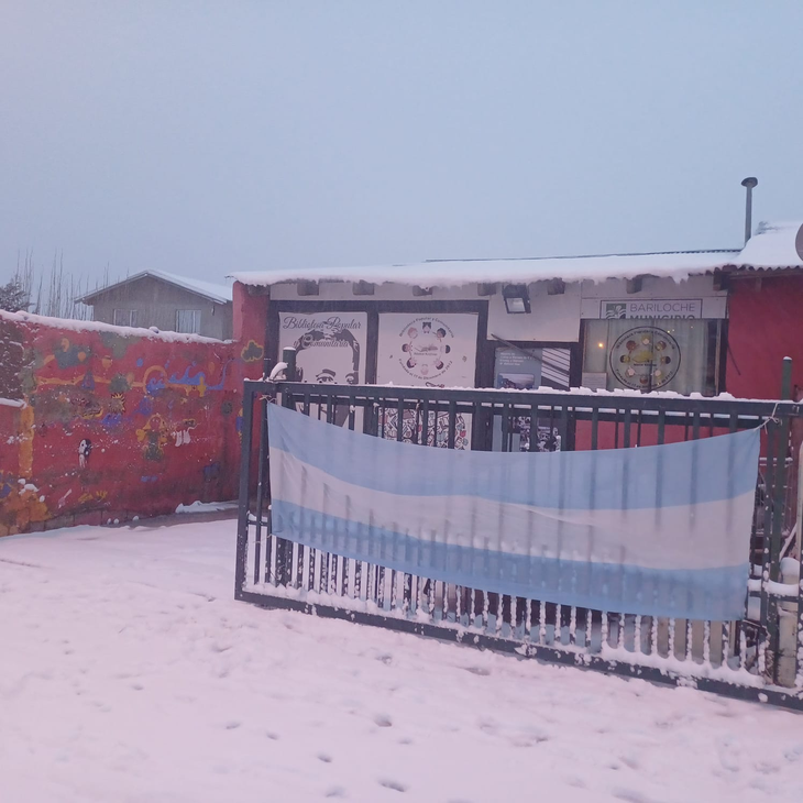 Tapada de nieve. Así amaneció la Biblioteca Popular Néstor Kirchner en la ciudad Bariloche en el Día de la Bandera. Tapada de nieve. Así amaneció la Biblioteca Popular Néstor Kirchner en la ciudad Bariloche en el Día de la Bandera.
