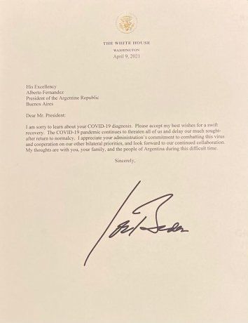 La carta que Joe Biden le escribió a Alberto Fernández deseándole una pronta recuperación.