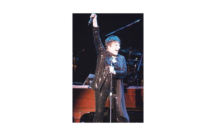ámbito.com | Con mejor voz que en su visita anterior, y un repertorio muy parecido (incluyendo el set «Cabaret», por supuesto) Liza Minnelli dejó contentos a los fans que llenaron el Luna Park.