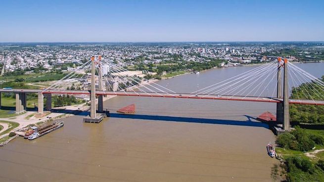 Bajo la silueta del Complejo Zárate-Brazo Largo, un emblema de ingeniería y conexión, la ciudad de Zárate marca un nuevo hito al nombrar a ZARA, una Inteligencia Artificial, como funcionaria municipal