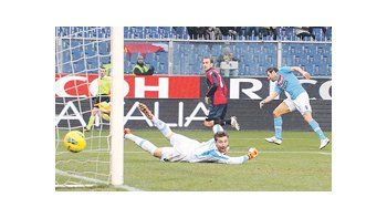 El remate de Rodrigo Palacio supera la estirada de Morgan De Santis, el arquero del Napoli. El ex Boca marcó dos goles en la victoria del Genoa por 3 a 2 y lleva 11 en la temporada.