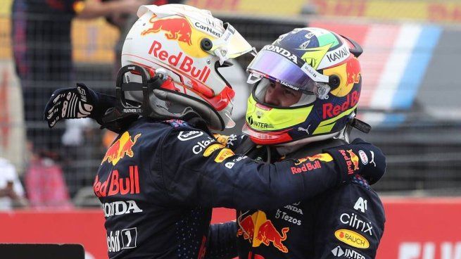 Checo Pérez saludo a Max Verstappen tras coronarse tetracampeón del mundo de Fórmua 1. Dos presentes distintos en una misma escudería.