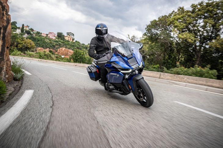 Uno de los puntos más trabajados en esta evolución es la ergonomía. La posición de manejo fue revisada para ofrecer mayor control sin resignar comodidad, mientras que el asiento del acompañante se amplió para mejorar la habitabilidad en trayectos largos.