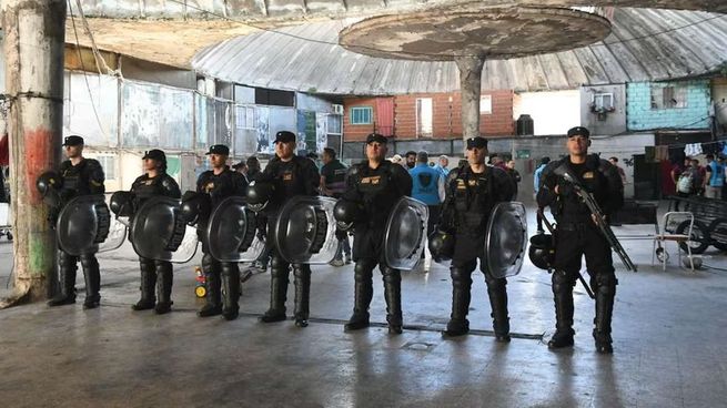 La Policía porteña encabeza los operativos de desalojo por orden de la Justicia.&nbsp;