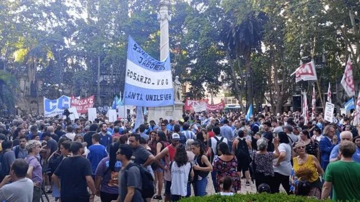 Movilización en Rosario contra el DNU de Javier Milei.