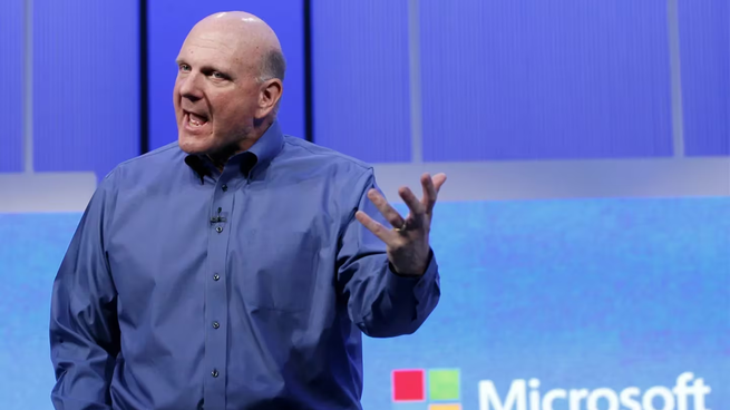 Steven Ballmer dando una conferencia sobre Microsoft.