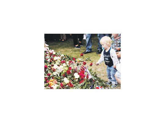 Un pequeño de dos años deja una flor durante un homenaje a los 77 asesinados hace un año por el ultraderechista Anders Breivik en Oslo y la isla de Utoya. Toda Noruega se congratuló, pese al dolor, de haber sabido preservar su modelo de sociedad abierta y tolerante.