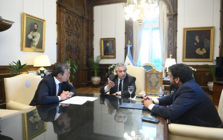 Alberto Fernández junto al ministro de Justicia, Martín Soria (izquierda).&nbsp;