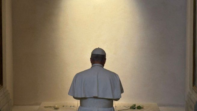 El papa León XIV rezó frente a la tumba de Francisco.