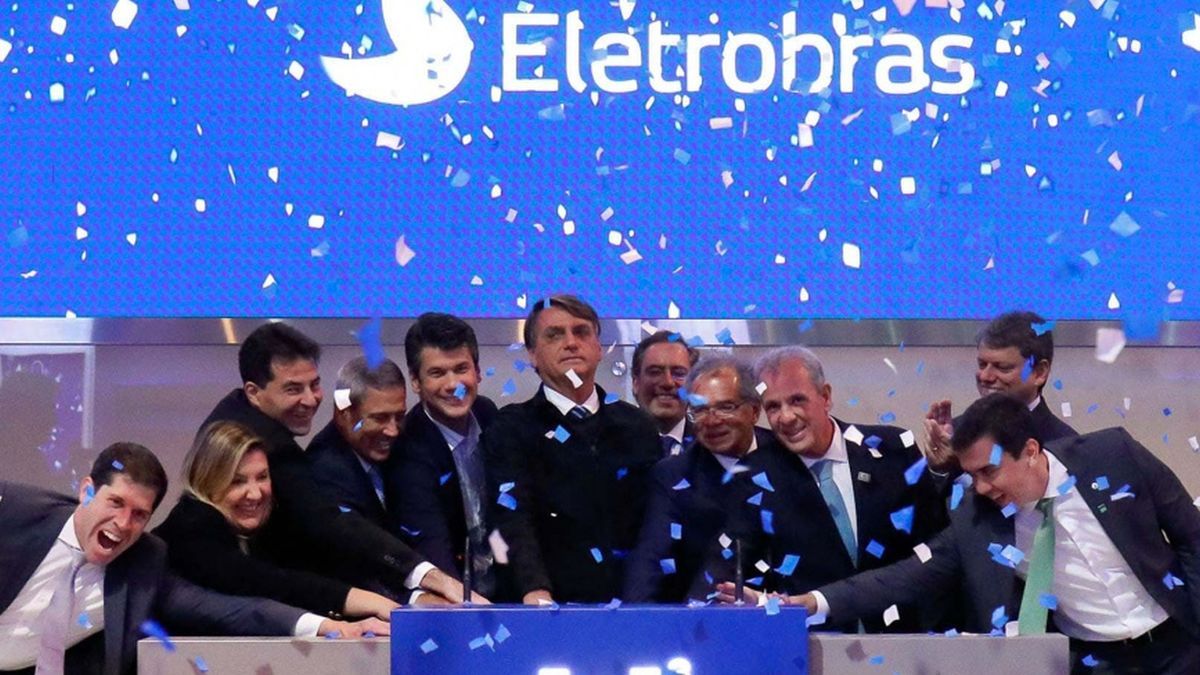 Con festejos, Jair Bolsonaro selló la privatización de Eletrobras