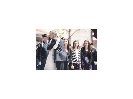Barack Obama abrazó en Nueva York a Diane Wall, cuyo marido murió el 11 de septiembre de 2001. Funcionarios paquistaníes afirmaron que Osama bin Laden fue asesinado «a sangre fría». La Zona Cero es un hervidero de máquinas y obreros que trabajan en la reconstrucción del World Trade Center.