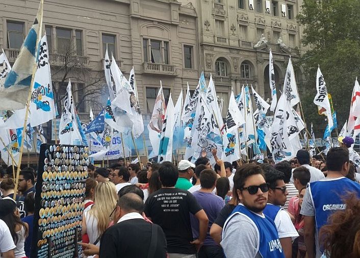 Militantes coparon la plaza (foto 1)