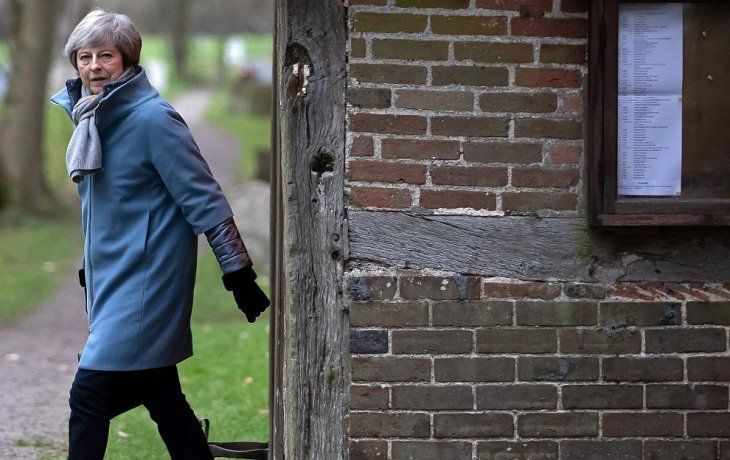 May supera el voto de censura y por ahora sigue al frente de su gobierno