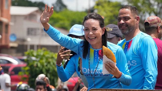 Gobierno y oposición ven el regreso de Corina Machado a Venezuela como una señal de transición democrática.