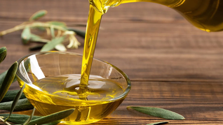 El aceite de oliva es excelente para la salud, pero se tiene que moderar su consumo.