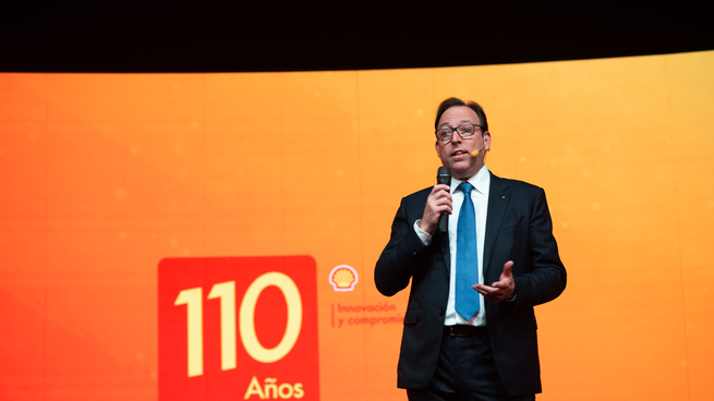 Para el presidente de Shell “la mejor noticia” de la jornada fue la presencia del Secretario de Turismo, Ambiente y Deporte, Daniel Scioli, quien le entregó “en vivo el permiso ambiental para hacer la sísmica offshore” en las costas bonaerenses