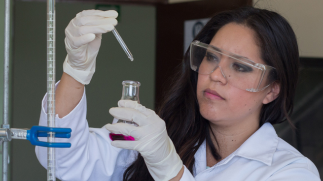 Era la hija de una humilde familia de Xalapa, Veracruz, estudió ingeniería y a los 23 años inventó un producto que le hizo ganar millones.