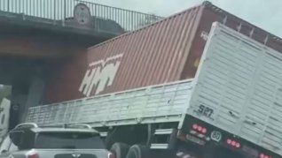 La Policía de la Provincia y el equipo de seguridad vial se presentaron en el lugar y coordinaron las maniobras necesarias para que el camión pudiera salir a través de la rama de salida anterior al puente. 