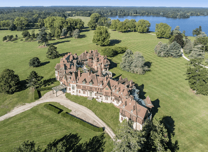 El castillo, en las afueras de París, cuenta con 100 habitaciones, de los cuales 17 dormitorios son en suite.