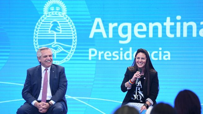 Alberto Fernández junto a Ayelén Mazzina.