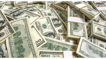El dólar cerró casi estable a $ 17,81