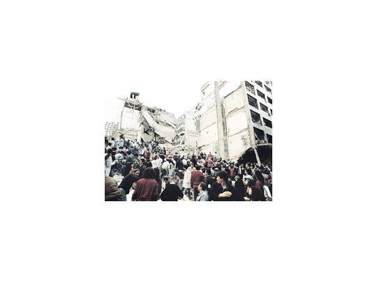 A quince años del peor atentado terrorista de la historia argentina, los avances son ínfimos en relación con la dimensión de la tragedia, y el gobierno (según familiares de las víctimas) «hace poco y podría hacer más».