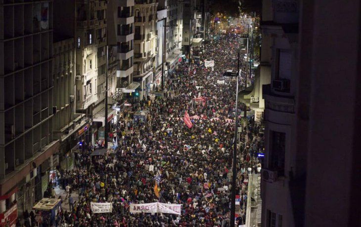 Una multitud march&oacute; por las calles de Montevideo en contra del plebiscito que la oposici&oacute;n busca aprobar este domingo.
