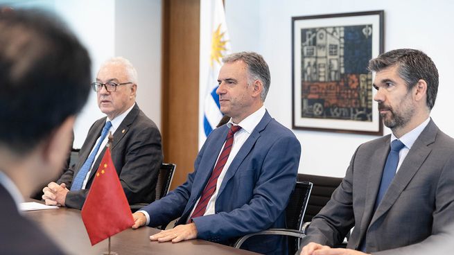 Yamandú Orsi y el canciller Mario Lubetkin recibieron a la delegación china en Torre Ejecutiva.