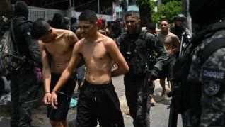 Los jefes del grupo fueron alertados y cerca de 20 hombres se enfrentó a policías militares. Los jefes del grupo fueron alertados y cerca de 20 hombres se enfrentó a policías militares.