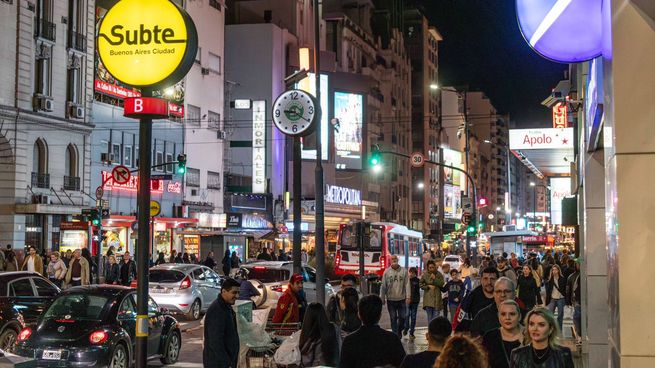 La Línea B de subte se extiende bajo la Avenida Corrientes, desde microcentro hasta Villa Urquiza.