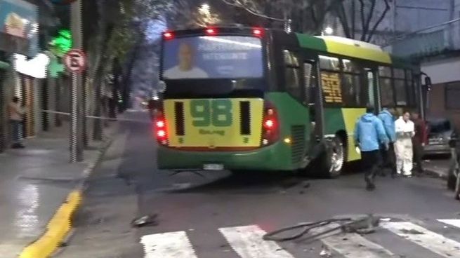 Un auto chochó con un colectivo de la línea 98 en Balvanera y siete personas resultaron heridas