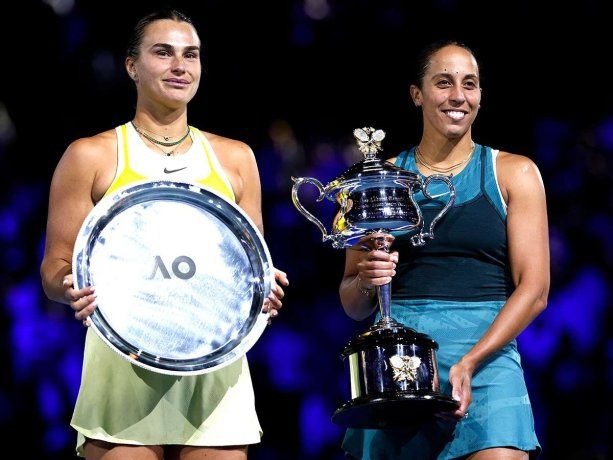 Keys con el trofeo junto a la subcampeona Sabalenka.