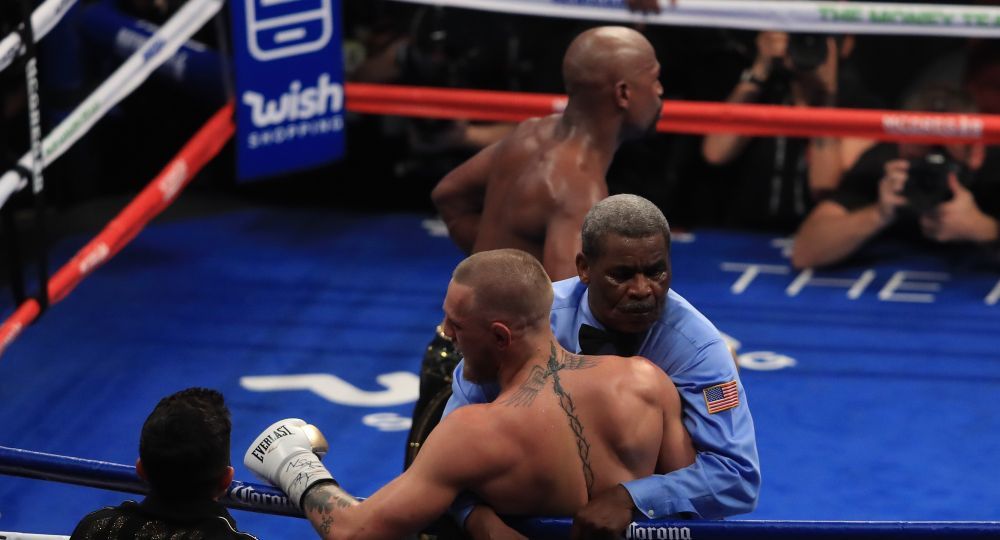 El momento en el que el juez decide finalizar la pelea ante los golpes de Mayweather que ponían en peligro a McGregor
