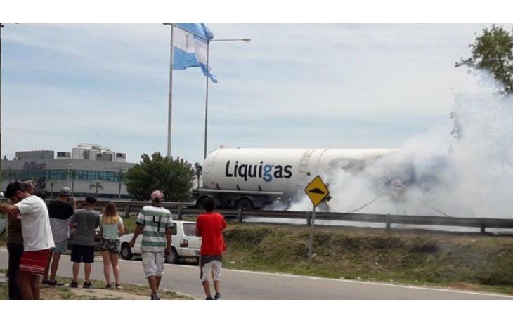 Un camión perdió el control e impactó contra otro que llevaba el contenido inflamable (foto minutouno)