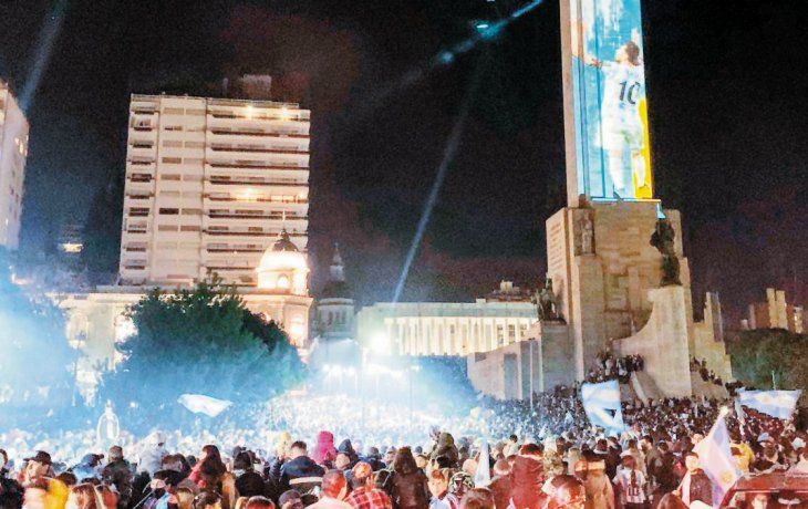 Federal. Los desbordes por la obtención de la Copa América se dieron en todo el país y el Monumento a la Bandera, en Rosario, fue uno de los epicentros de las celebraciones.