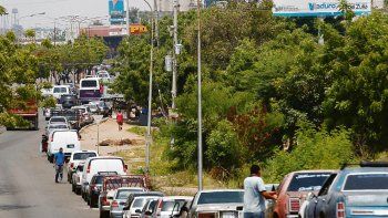 odisea. En Caracas y en otras ciudades venezolanas, los automovilistas deben hacer colas de hasta 12 horas para poder cargar nafta. La policía motorizada es la encargada de racionar el combustible.