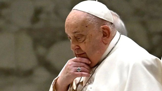 El papa Francisco presentó mejorías y permanece estable.